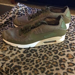 Men’s Nike Air Max size 9.5